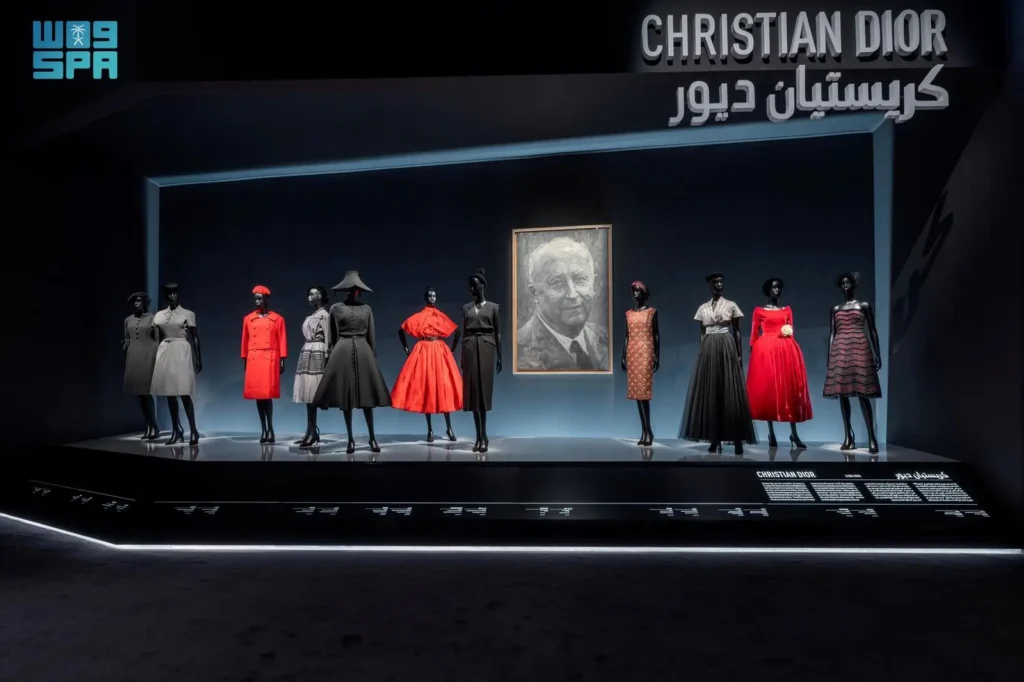 افتتاح معرض “كريستيان ديور: مصمم الأحلام” في المتحف الوطني السعودي بالرياض افتتاح معرض “كريستيان ديور: مصمم الأحلام” في المتحف الوطني السعودي بالرياض